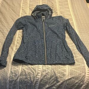 Like new barely worn Columbia rain jacket. A lovely in jacket great condition.